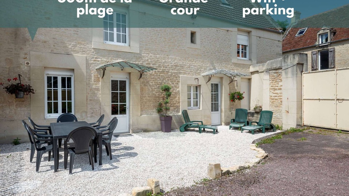 Luc-sur-Mer House | L'escalier rouge ☀ Maison rénovée avec cour