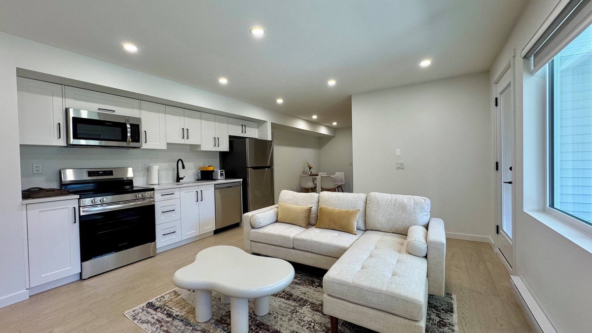 Langley House | L'espace Retreat. 2 Bedroom 1 Bathroom Opening Special