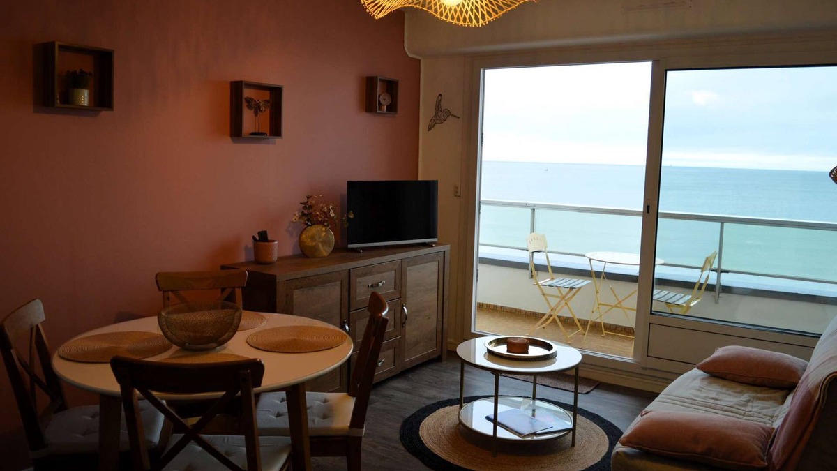 Courseulles-sur-Mer Apartment | L'Esperluette - magnificent sea view and balcony