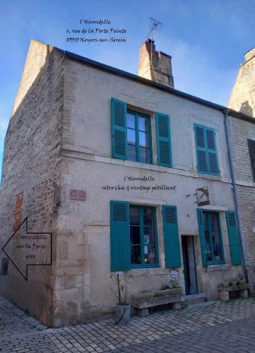 Noyers-sur-Serein Apartment | l'Hirondelle sur la Porte