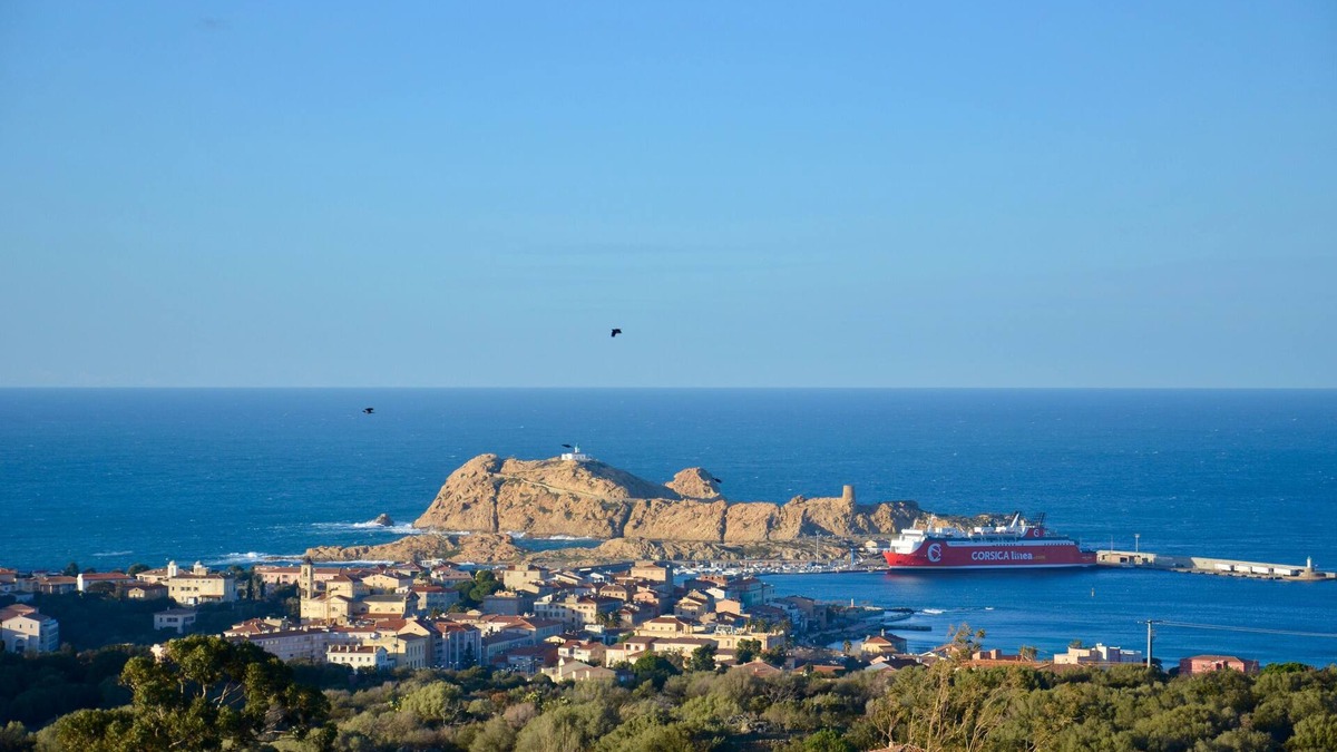 Monticello Apartment | L'Ile-Rousse, lovely 4-person apartment, private parking, air conditioning and stunning sea view