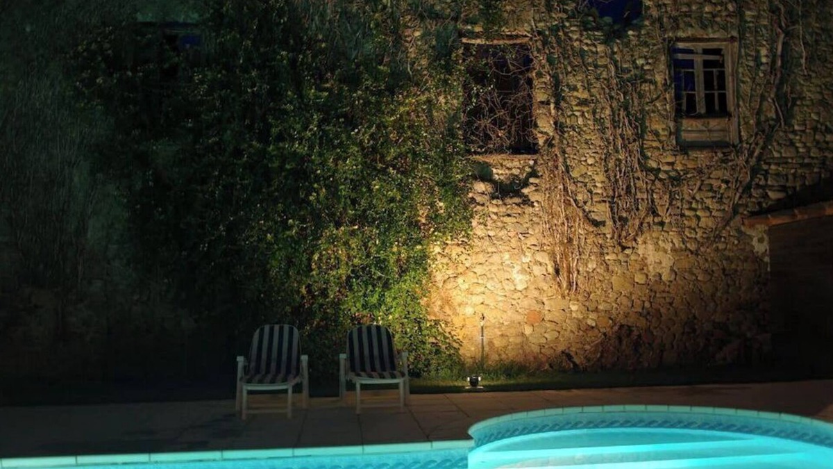 Leran House | L’Impasse du Temple - Superb Holiday 1 BR, beautiful gardens, salt water pool