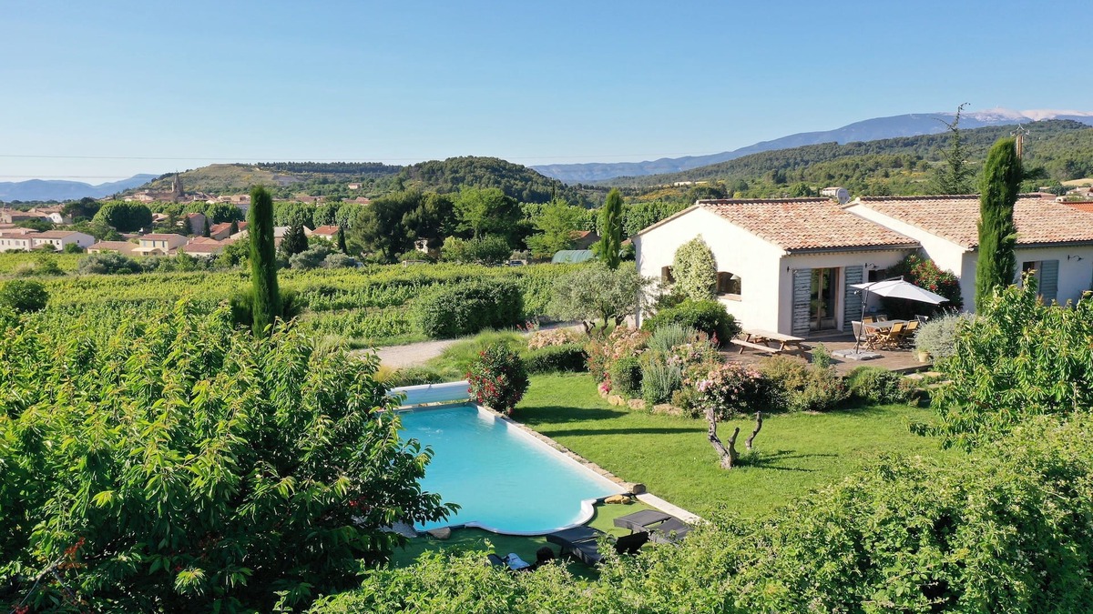 Malemort-du-Comtat Villa | L'Instant Provence" villa in the countryside with breathtaking views and private pool
