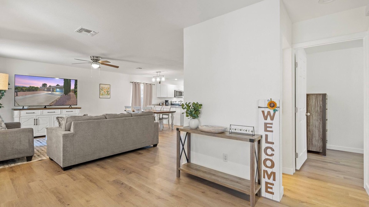 Sierra Vista House | l New l Fully Remodeled 3Br/2BTH l 1 min to Veterans Memorial Park l Central LOC