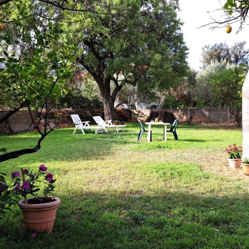 Carbonia Apartment | L'oasi - Monolocale con giardino in Sardegna