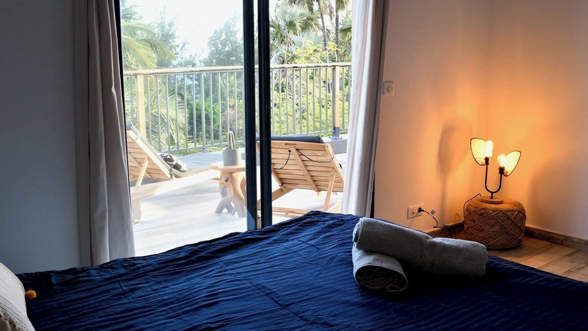 Manapany-les-Bains House | L'océan de Brilune Wake up among the palms, dine under the stars