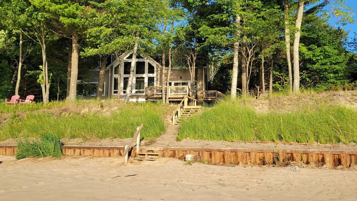 Manistee House | L-U-X on Lake Michigan. Private baths in bedrooms! Open Aug 24-28, Sept 21-Oct 6