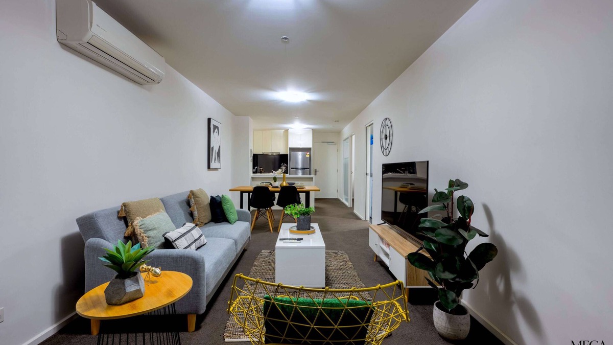 Southbank Apartment | L40 High Rise: Free Parking, Gym, & Pool - Walk to Crown Casino & Eureka Skydeck