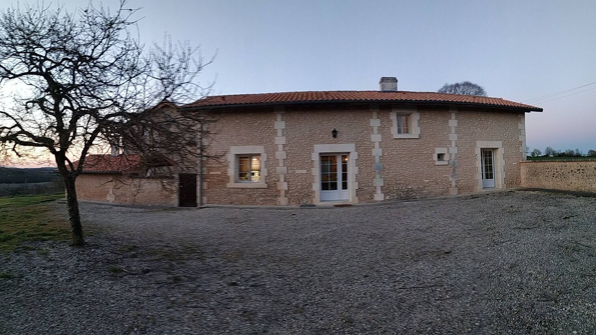 Chalais House | "La Belle Etoile" is a charming typical french cottage in a peacefull setting