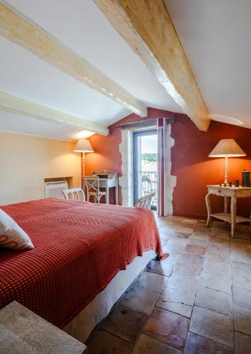 Saint-Hilaire-d'Ozilhan Hotel | La Belle Vie