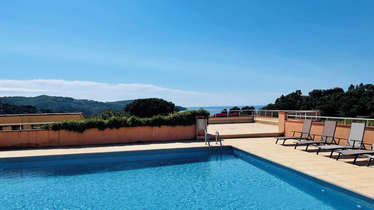 La Croix-Valmer Apartment | "La belle provençale". Comfort, Pool, Sea view, walking distance to beach.