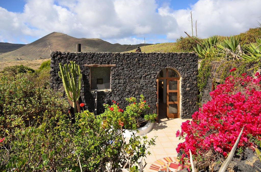 Haria Villa | La Bodega - House on volcano with a piano