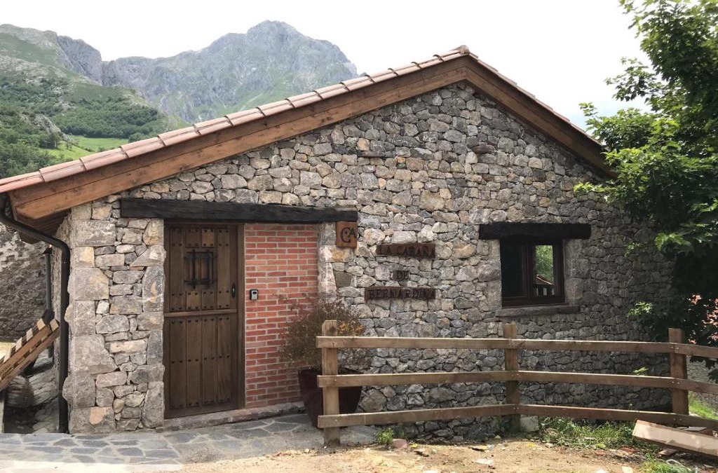 Sotres House | La Cabaña de Bernardina