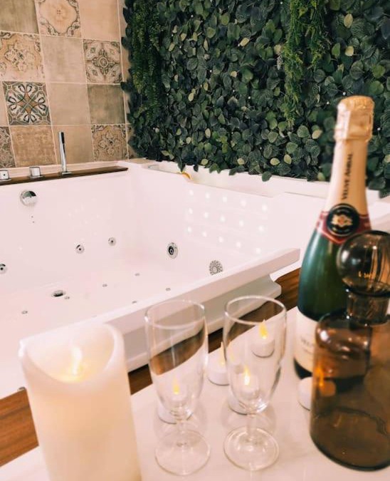 Saint-Jean-d'Angely House | La Cabana Agréable logement avec Jacuzzi/Balnéo