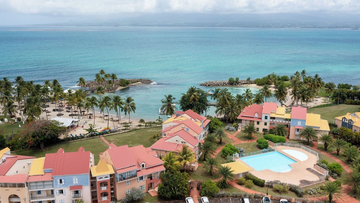 Bas du Fort House | La "Caret" 3 bedrooms swimming pool and beach access, rated 4 stars