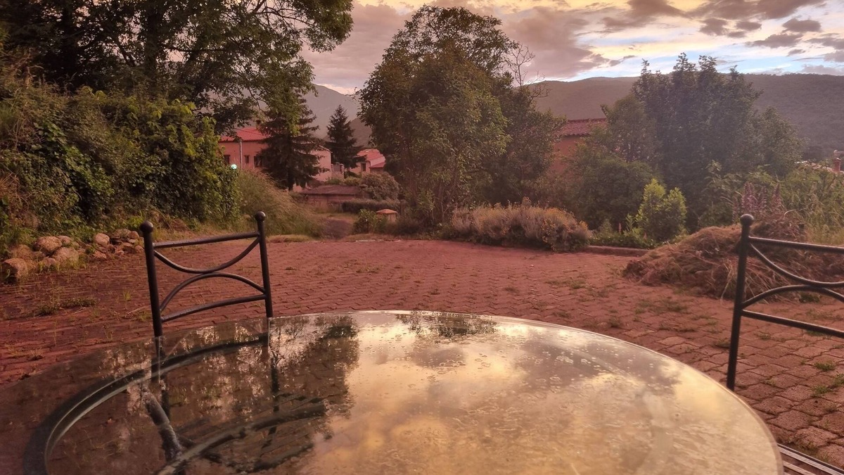 Prades House | La Casa del meu Pare" is a family house, located between the sea and the mountains.