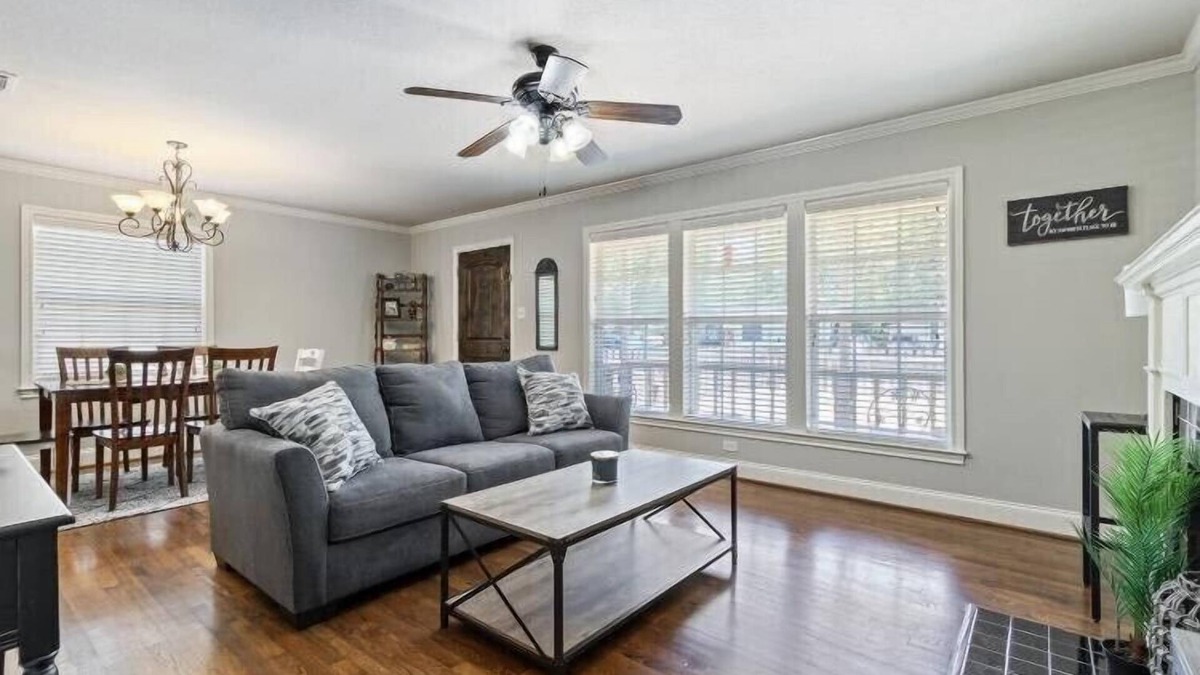 Austin Ave. House | La Casa Roja - Pet-Friendly - 3BR Home - Walk to Castle & Downtown Waco