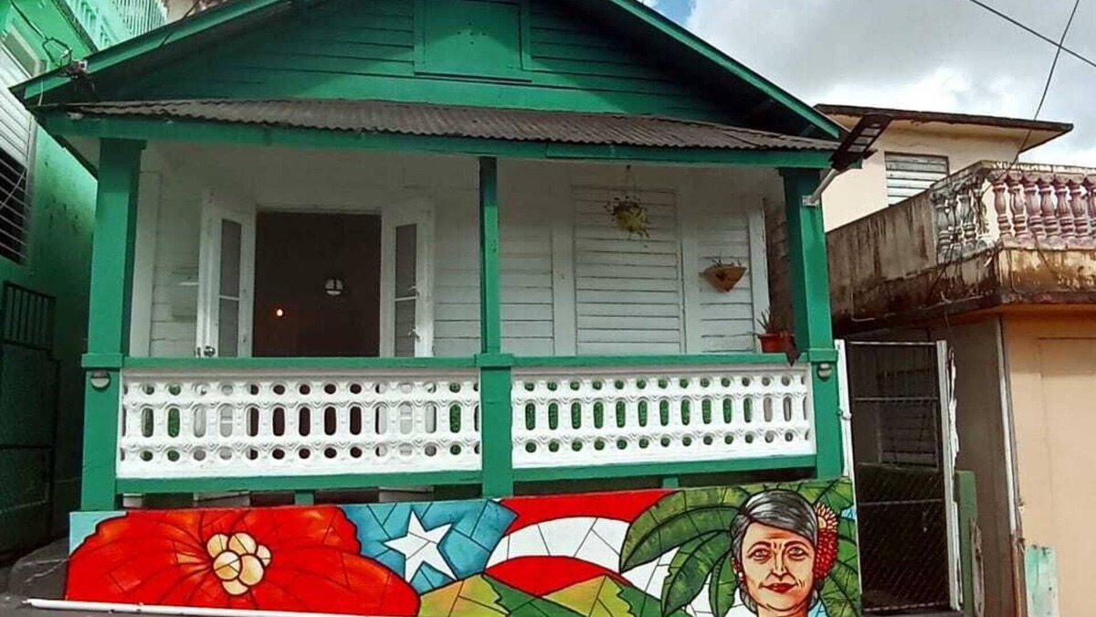 Juncos House | La Casita de Abuela ~ 5★ Location, ♛Queen Bed, A/C