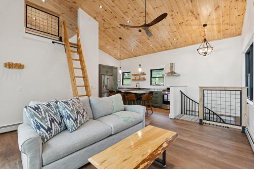 Gray Ski Chalet | La Casita Little Sebago Lake with hot tub!
