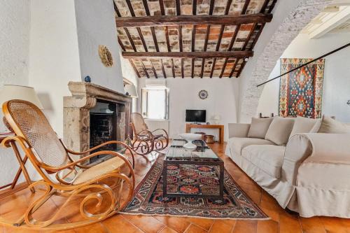 Lake Bracciano Apartment | La Castellana Charming Home in the Medieval Borgo