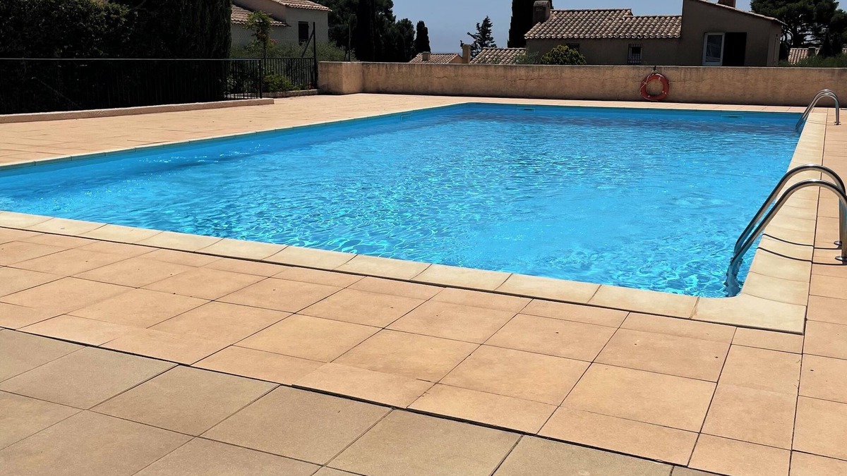La Ciotat Apartment | La ciotat, parking pool air conditioning 10 min walk to the sea
