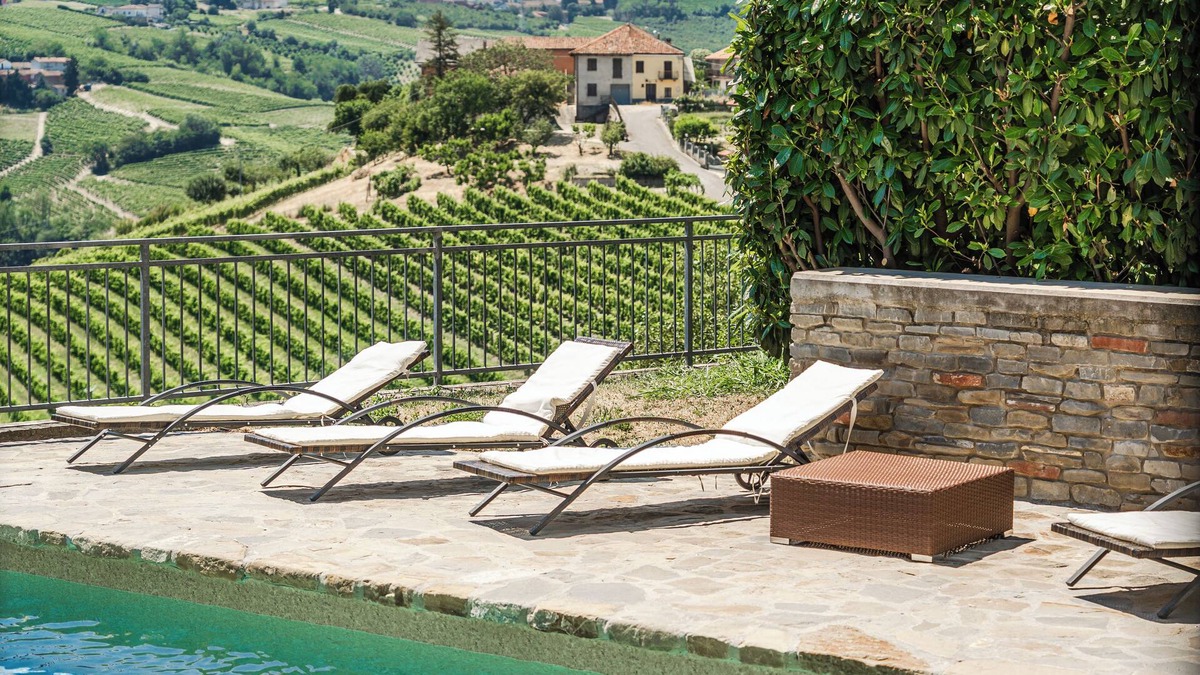 Santo Stefano Belbo Villa | La Dimora delle Langhe - Pool and private vineyard on the Neive hills