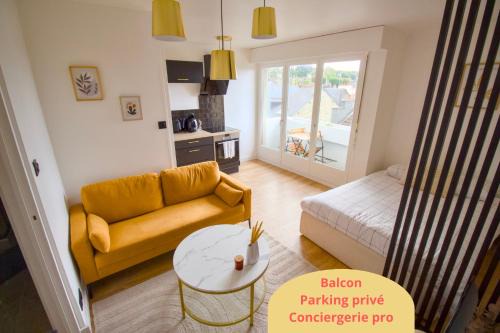 Cherbourg-en-Cotentin Apartment | La Duché - Appartement neuf central, calme, vue sur les toits de Cherbourg et Parking, intendance Luxury Host