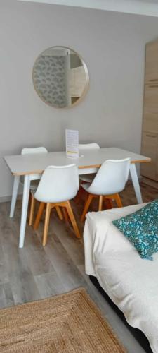 Falaise Apartment | La Falaisienne - Appartement pour 4 au cœur de Falaise - "Larès"