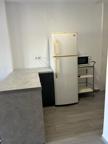 Zaragoza Centro House | La Ferroviaria - Pequeña Suite De 1 Dormitorio Con Salón y Office más Baño Privado - Prohibido Fumar- Sin Ascensor-