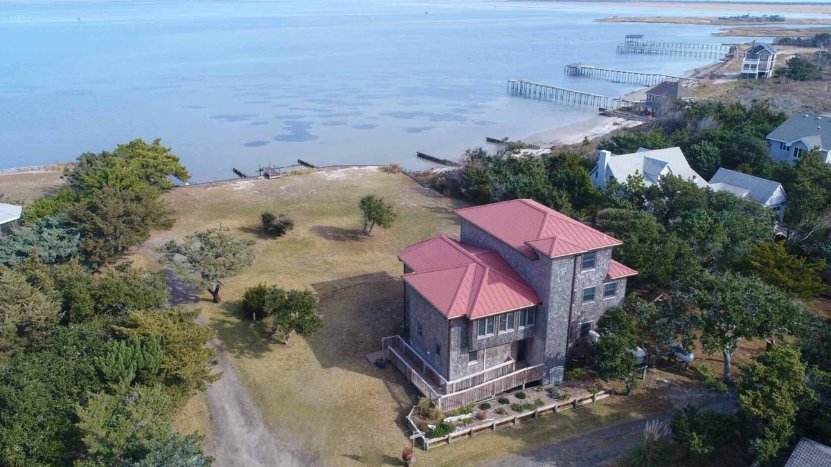 Ocracoke House | La Fortezza: Soundfront, large yard, covered porches, small dock.