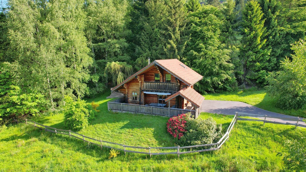 Basse-sur-le-Rupt Ski Chalet | La fuste de Sertigoutte, log chalet, kota-sauna and pool access for 5