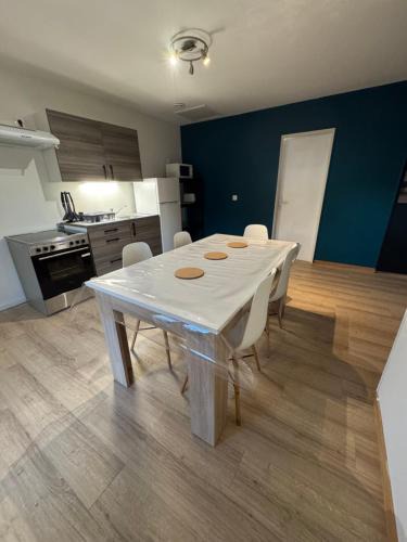 Anglesqueville-la-Bras-Long Apartment | La grange