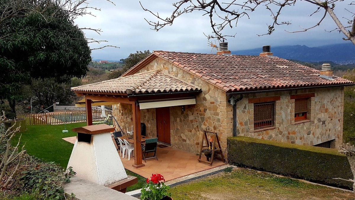 Olvan House | LA GRANJA HOUSE WITH POOL AND AIR CONDITIONING FOR 10 PEOPLE