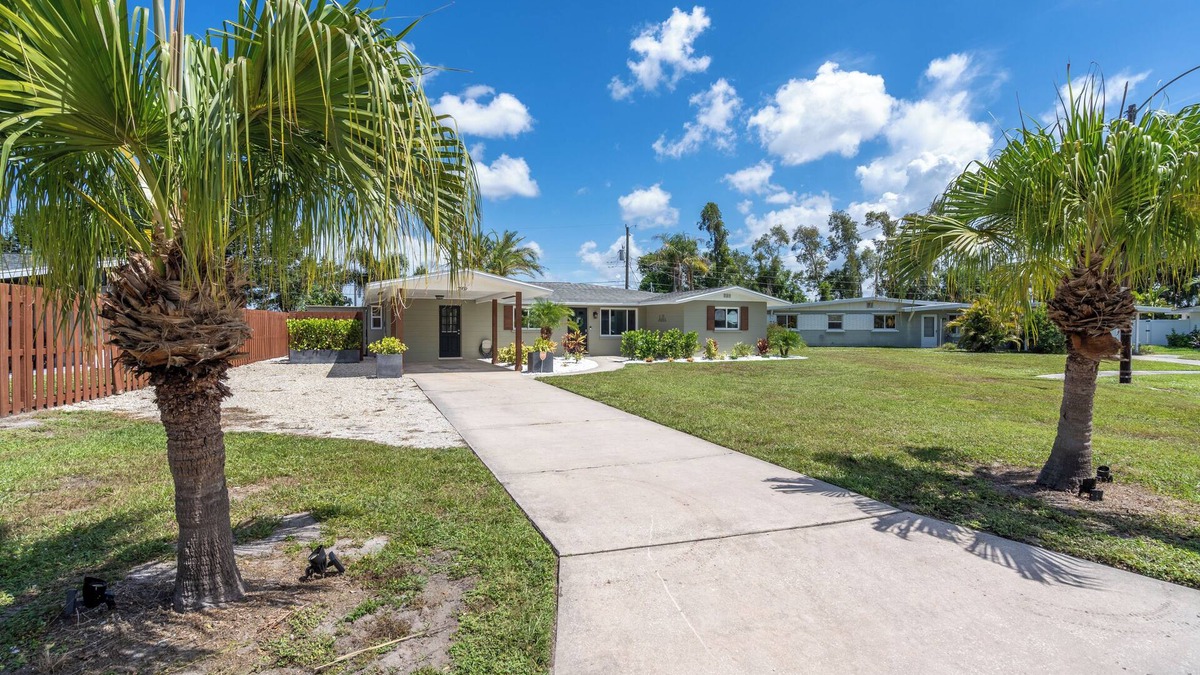 Sarasota House | La Hacienda/heated pool, hot tub, 6 mi to beach