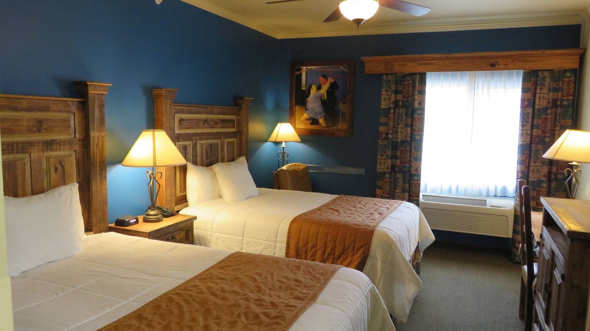 Near East Side Hotel | La Hacienda near Alamodome & Riverwalk