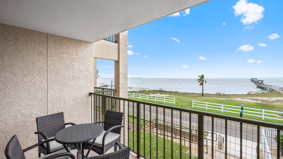 Rockport Condo | La La's | Pet Friendly, Pool + Hot Tub Access!