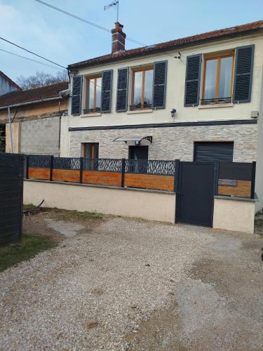Gouvernes House | La lavandière