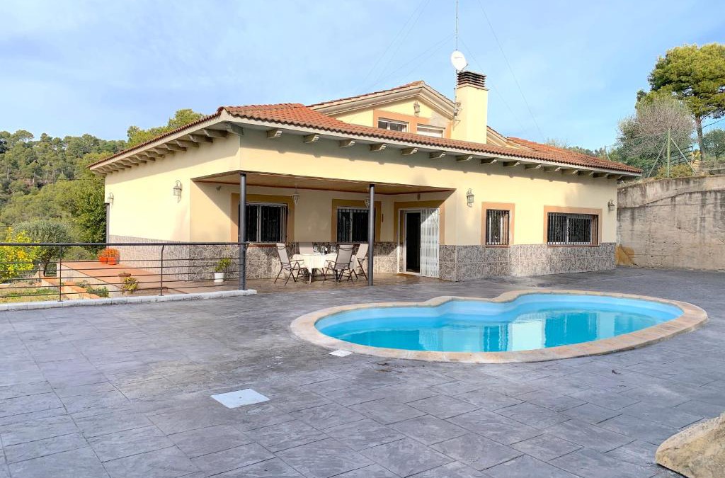 Santa Susanna House | La Libélula blanca