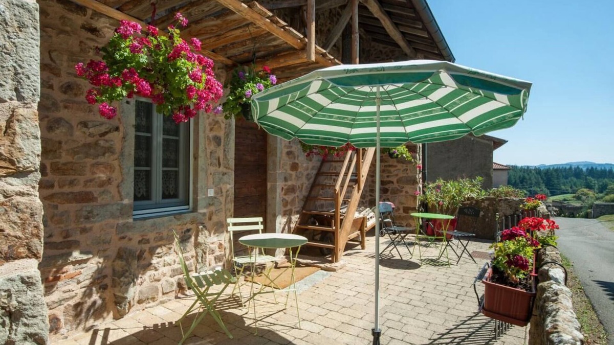 Montagny-sur-Grosne House | La Maison aux Pierres Levées