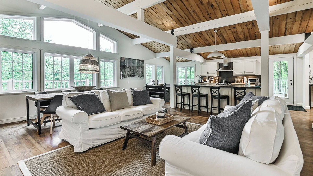Mont-Tremblant House | La Maison Blanche | Hot tub & Sauna | Tremblant Living