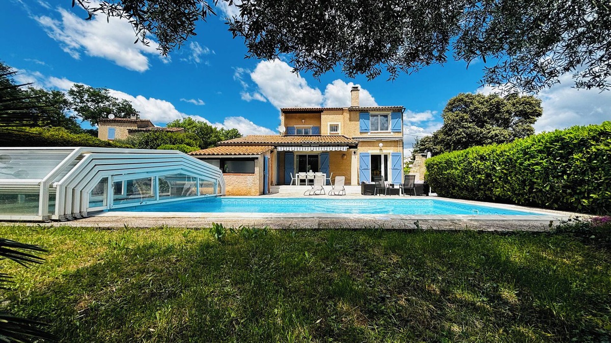 Gareoult House | La Maison Bleue - Family-friendly, peaceful & air-conditioned