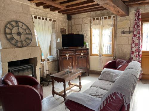 Tracy-le-Mont Apartment | La Maison Bleue