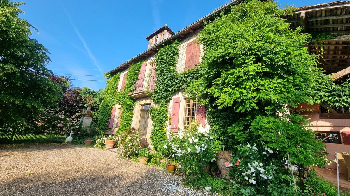 Molas House | La Maison des Roses – Charming retreat in Gascony with heated pool & flower garden