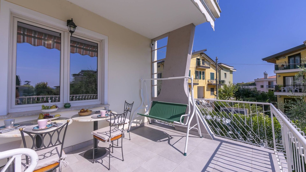 Desenzano del Garda Apartment | La Maison Fleurie Appartamento Girasole, Desenzano Del Garda, Italy