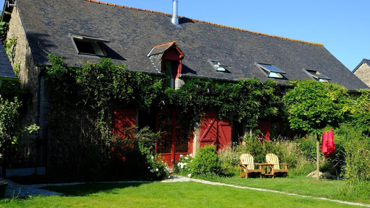 Parigne House | La Maison Jaune à la Janaie