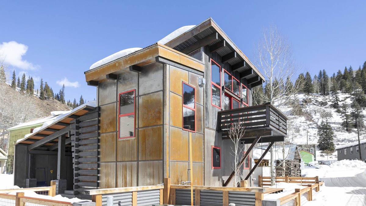 Red Cliff House | La Mina - New Mountain Retro Industrial home with WiFi- long term only