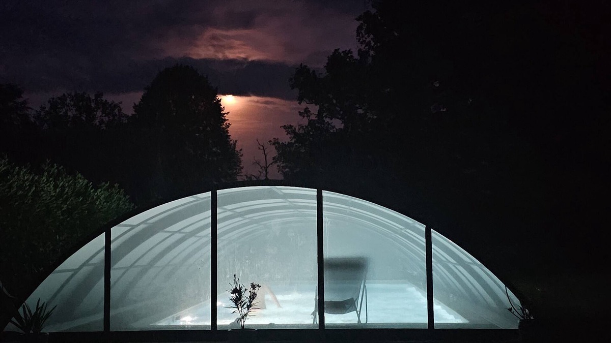 Les Montils House | La Moyendrie: exceptional gite, swimming pool, in the grounds of a 10-hectare château.