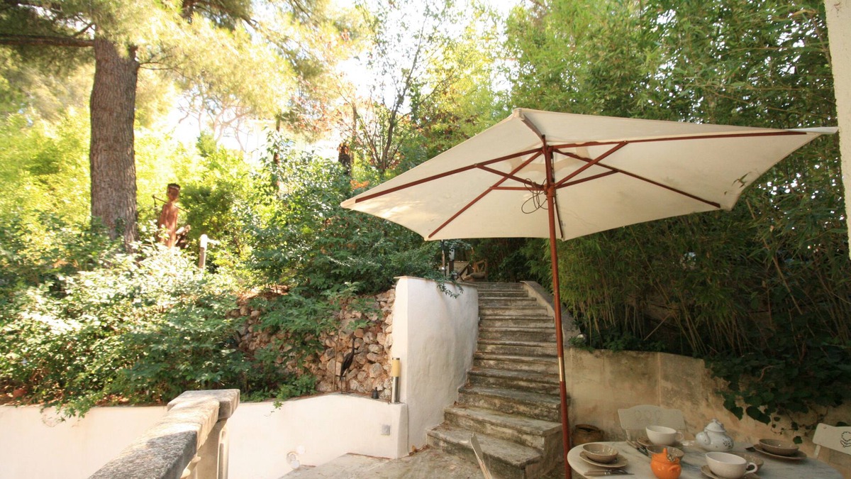 La Panouse House | La Panouse Petite Maison in its green setting