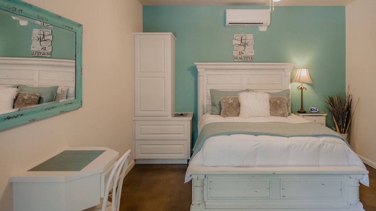 Dripping Springs Cabin | La Paz-the La Aldea Building - Asante Lodging & Events