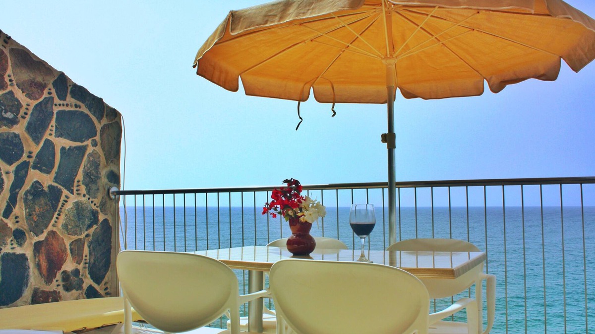 Playa del Aguila House | La Perla - Bungalowanlage DIRECTLY by the sea
